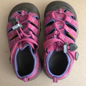 Like NEW KEENS size 11